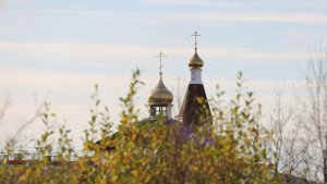 «Установили крест ручной работы»: храм Александра Невского в Оленьей Губе планируют открыть уже в ноябре