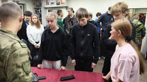 «Белые Мишки» вырвали победу: в Мурманске 17 молодёжных команд состязались в огневой подготовке и сборке автоматов