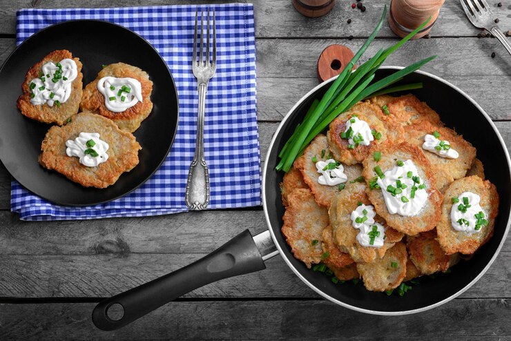 Готовим котлеты с томатами и сыром: подаём под соусом — вкуснее не куда