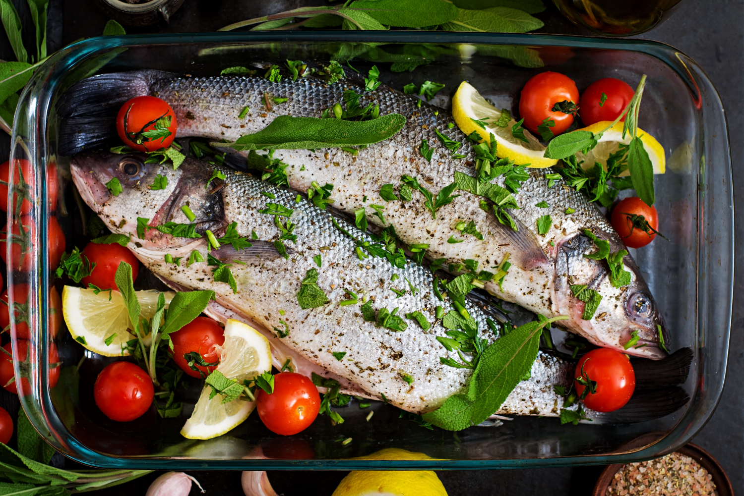 Простые хитрости: готовим обычную рыбу вкуснее красной — получится сочно и вкусно