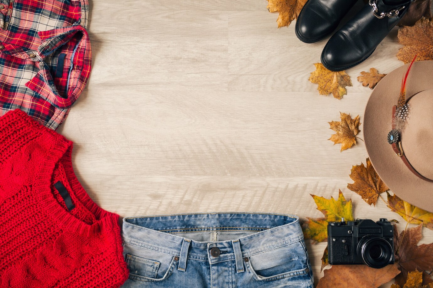 Джинсов всего лишь пара, а образов — несколько: комбинация денима с кожаными вещами
