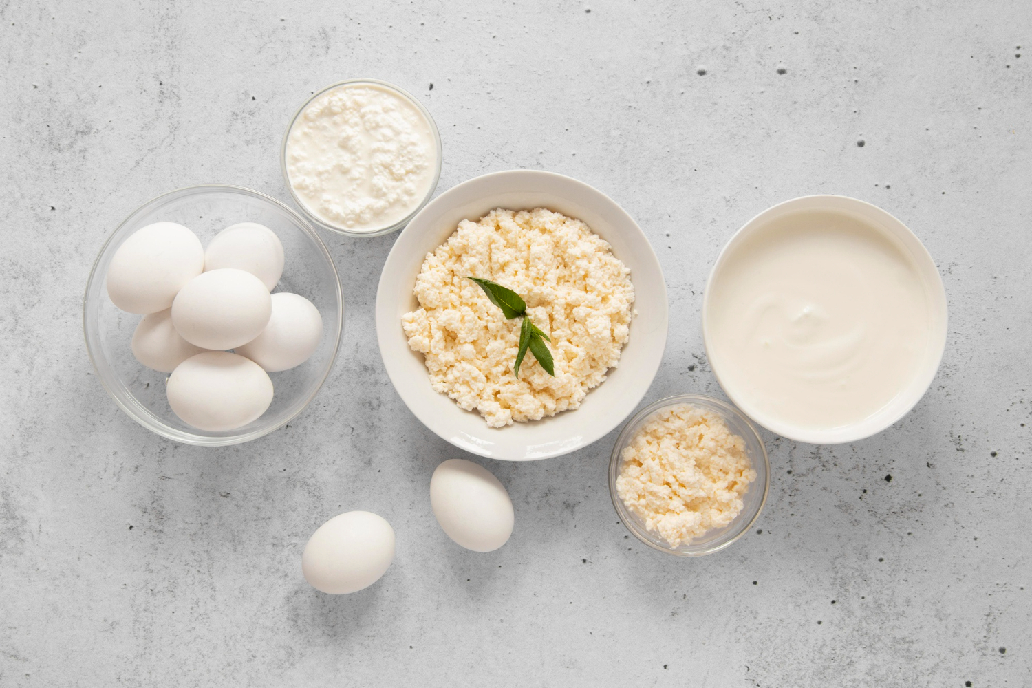 Берем творог и сливки — через час у вас на столе десерт вкуснее сырников: просто, без премудростей, вкусно и сытно