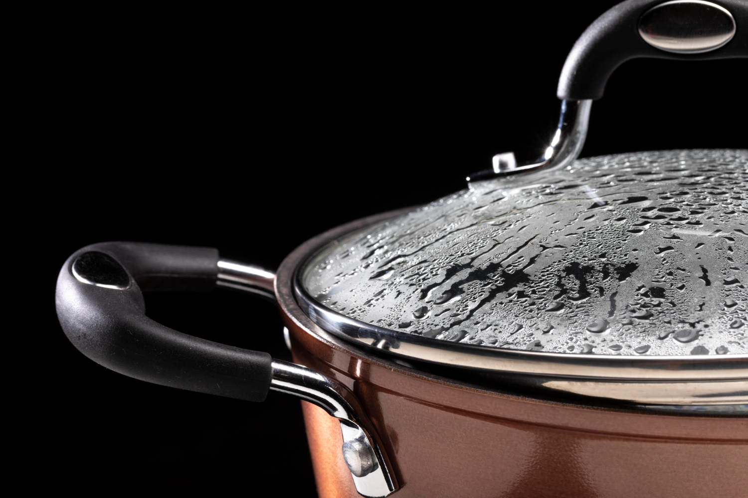 Крышку надо немного сдвигать — иначе бульон будет мутным, а мясо пересушенным: кулинарные хитрости — от шеф-поваров
