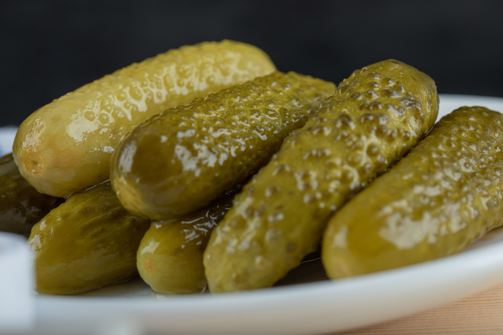 Теперь кислые огурцы не выбрасываю и рассол не выливаю — а готовлю из них вкуснейший суп