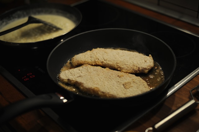 Приготовьте обед за 15 минут: шницель из куриной грудки — получше дежурных пельменей