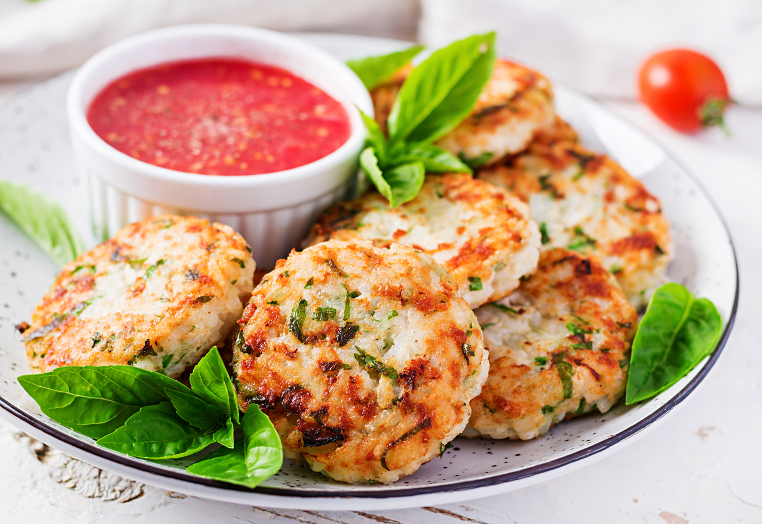Сделает котлеты сочнее и вкуснее: один овощ — и это не лук