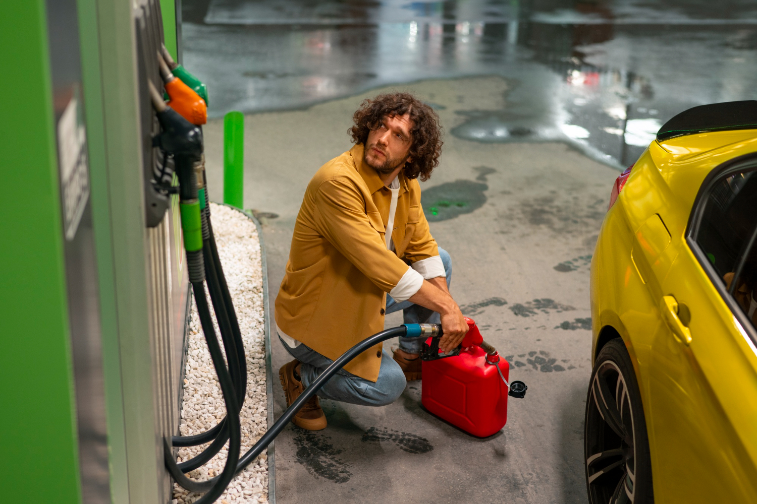 «Ты, попал на деньги, водила!»: новая схема развода с бензином на российских трассах — как теперь вымогают взятки
