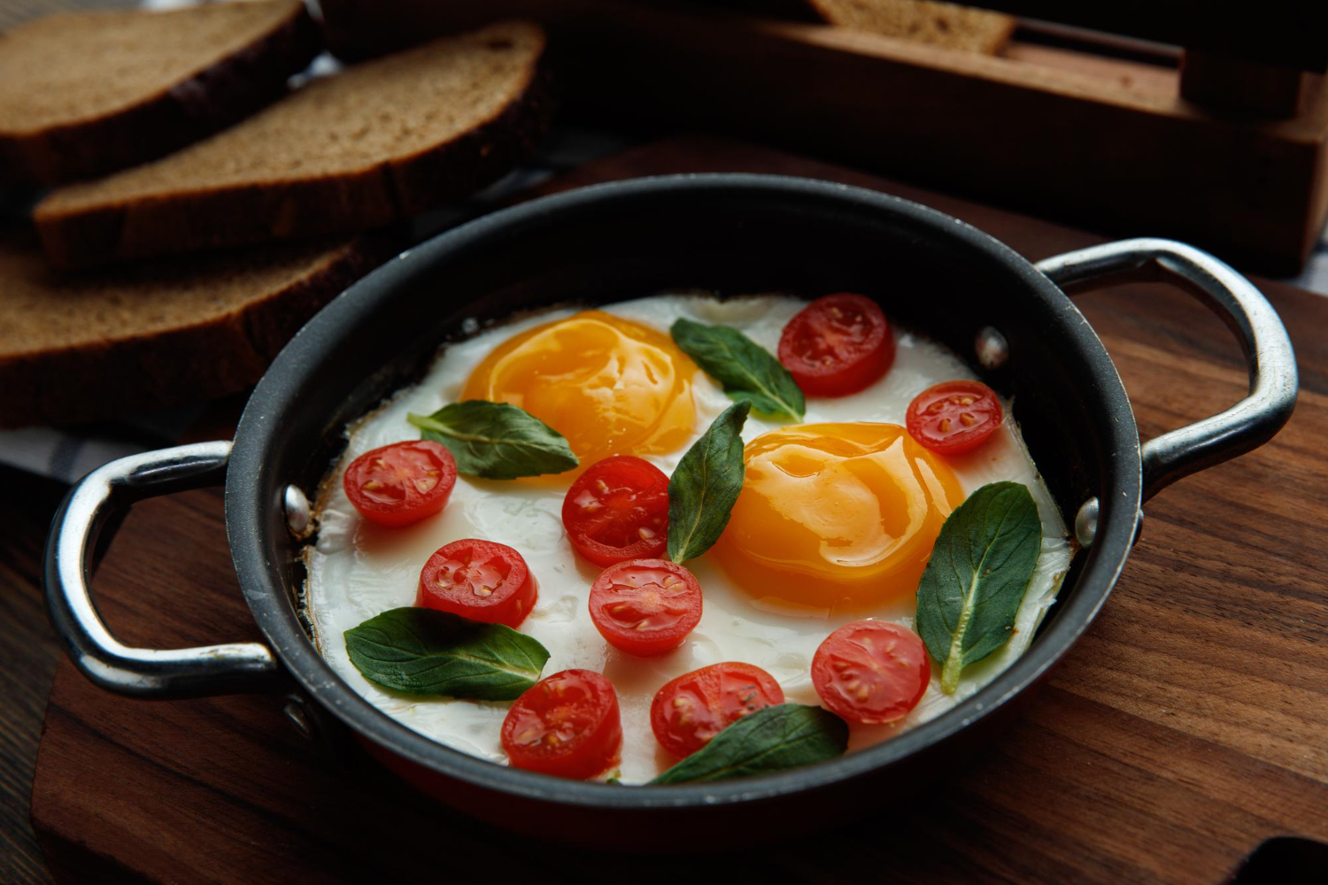 Против инфаркта и инсульта: не только вкусно, но и полезно для здоровья — Елена Малышева поделилась рецептом идеальной яичницы на завтрак