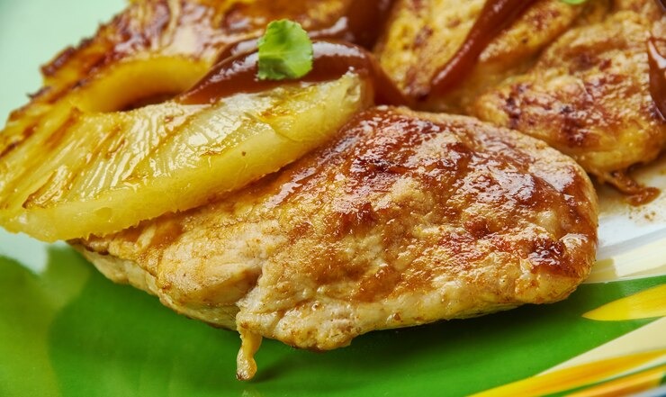 Закупаемся ананасами: с ними куриная грудка получится невероятно сочной — секретом поделился шеф крутого ресторана