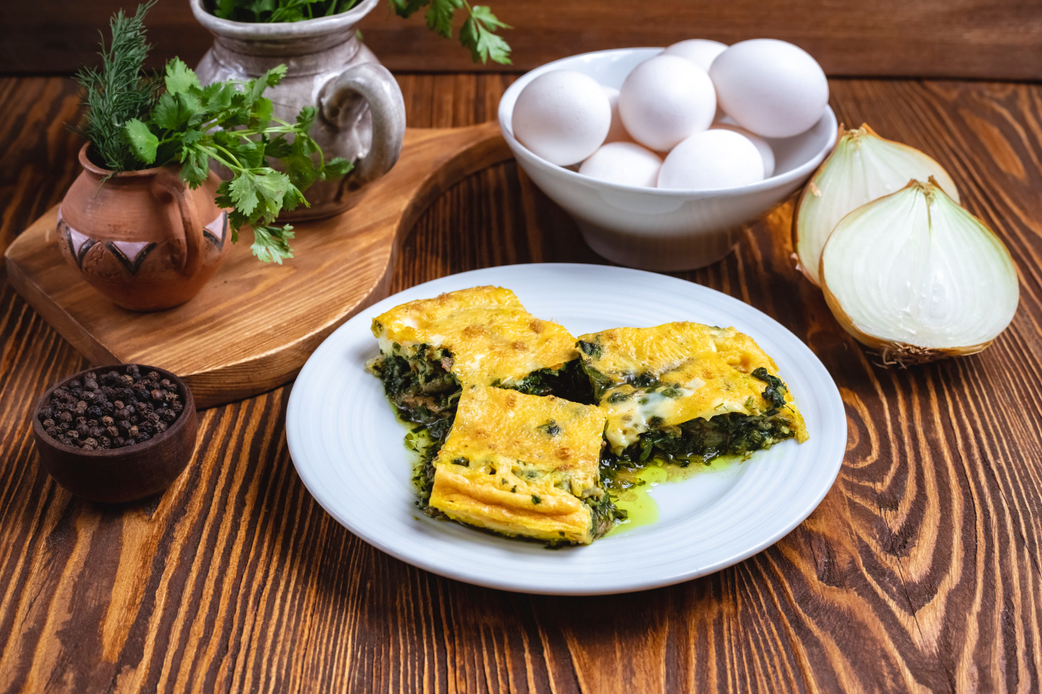Вкуснейший заливной пирог с луком и яйцами: уминают за обе щеки — тесто готовится за 5 минут