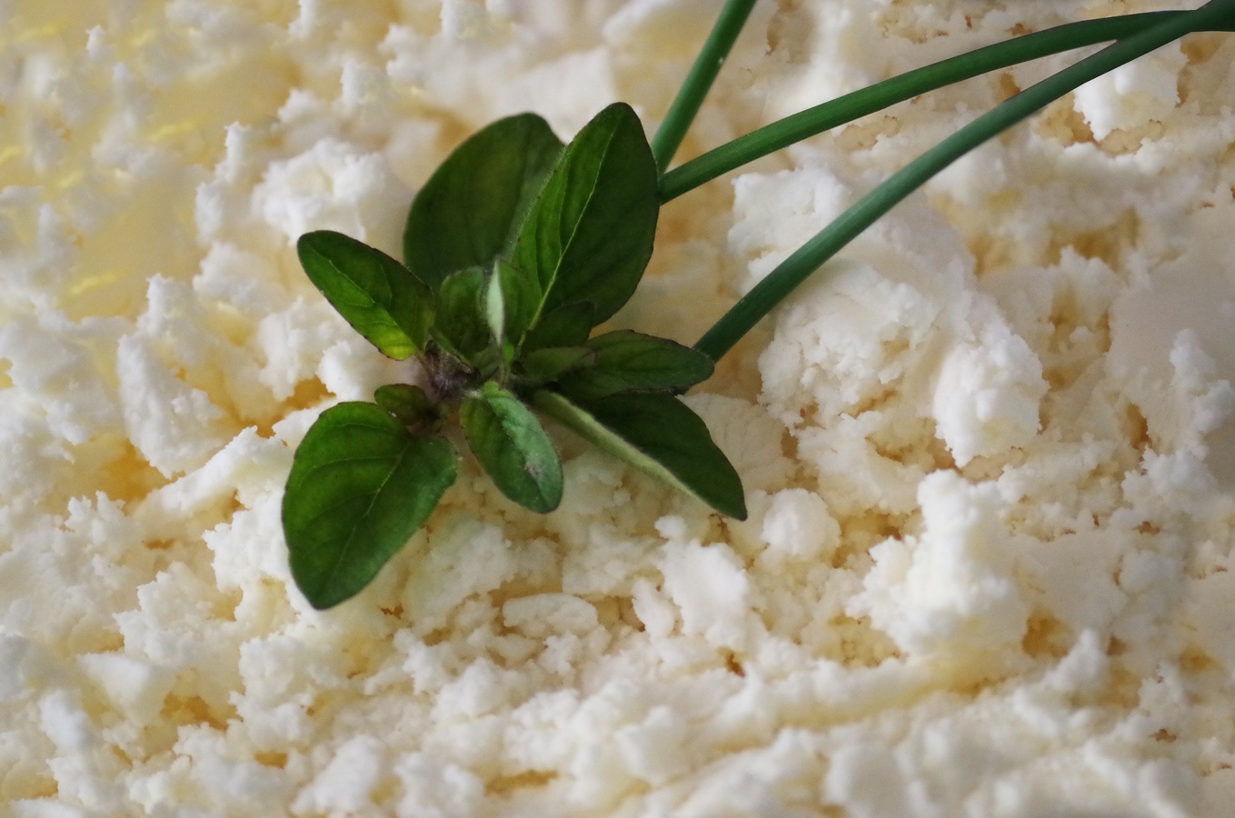 Тонкий деликатный вкус сырников — просто тают во рту: секрет во взбитых белках — они придают пышности