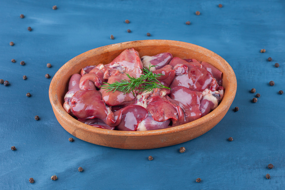 Покорит даже гурманов: салат с сердечками и маринованными огурцами
