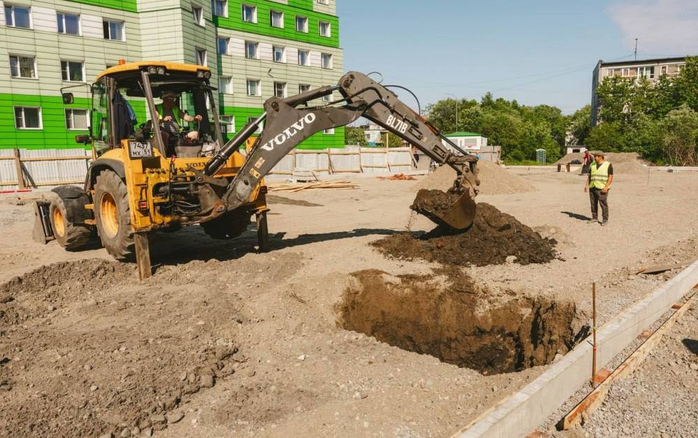 На месте бывшего пустыря в Мурманске строят универсальную спортплощадку
