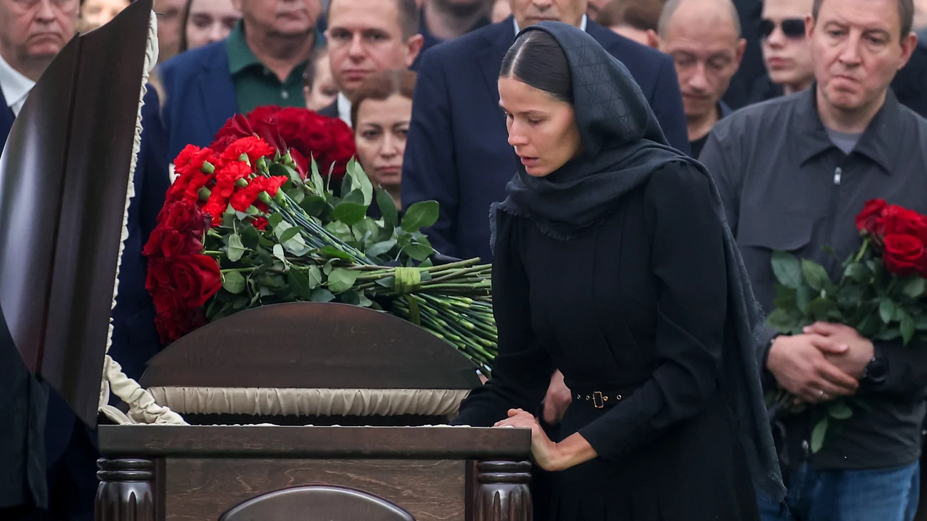 Любовь студентки: присутствие Полины Корнеевой на похоронах Романа Старовойтова стало событийным поводом для СМИ