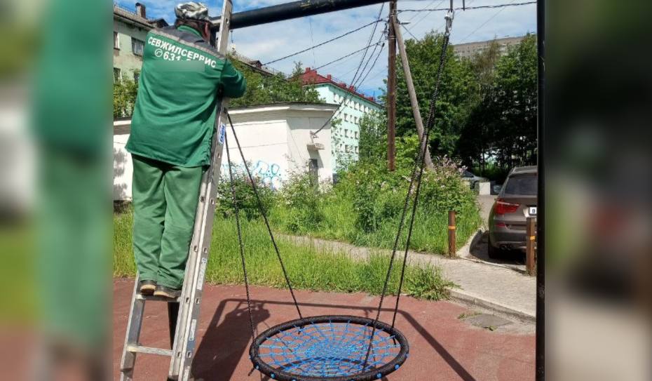 «Одно и тоже чиним по несколько раз»: в мурманской УК пожаловались на хулиганов, портящих детские площадки