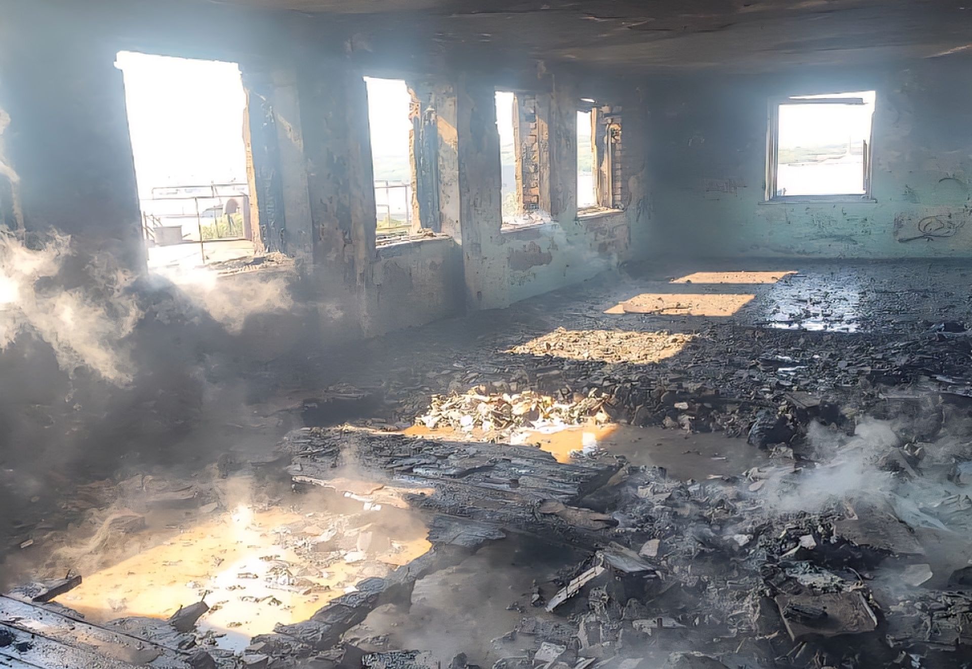 В Мурманске горело здание заброшенной котельной, в Апатитах — свалка
