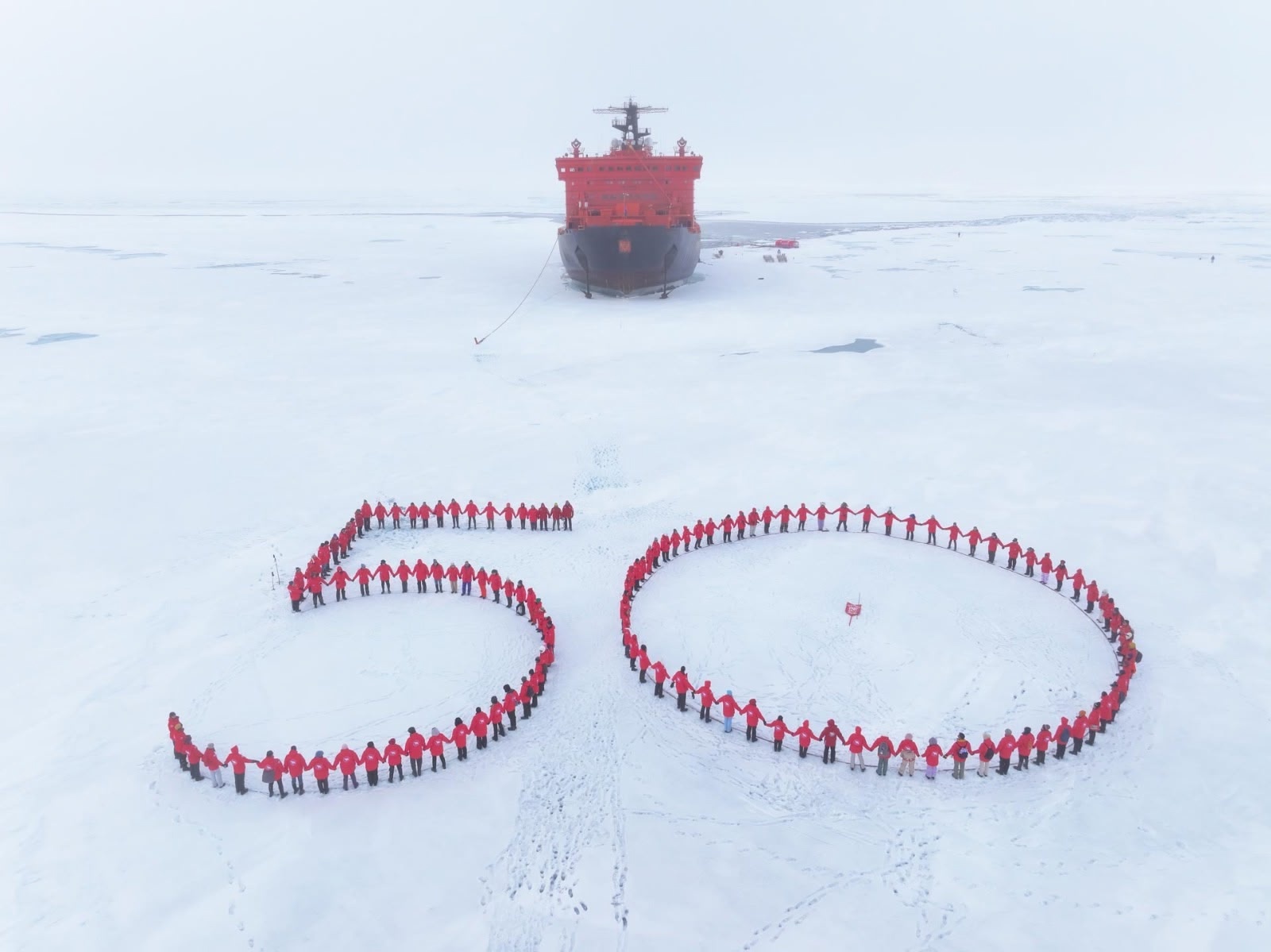 Атомоход «50 лет Победы» в 50-й раз доставил туристов на Северный полюс