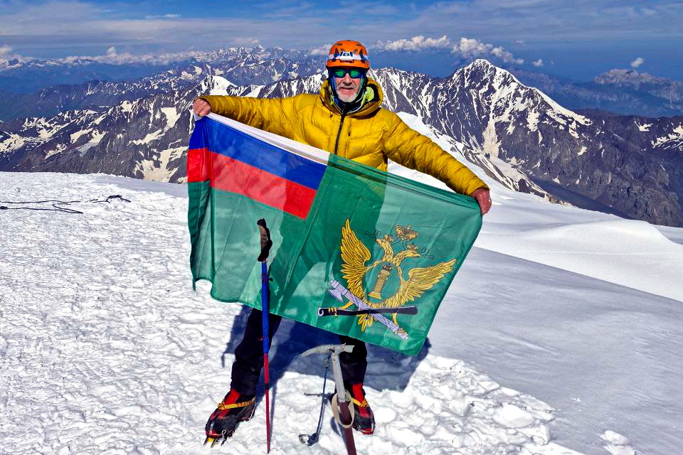 На вершине Казбека мурманчанин развернул флаг Федеральной службы судебных приставов