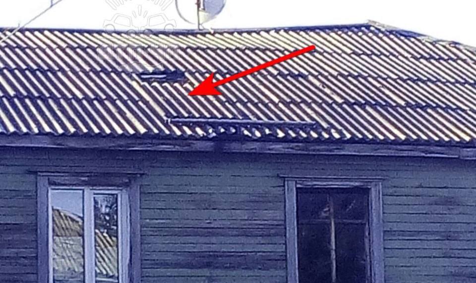 В жилой «деревяшке» мурманского Больничного городка уже неделю зияет дыра в крыше