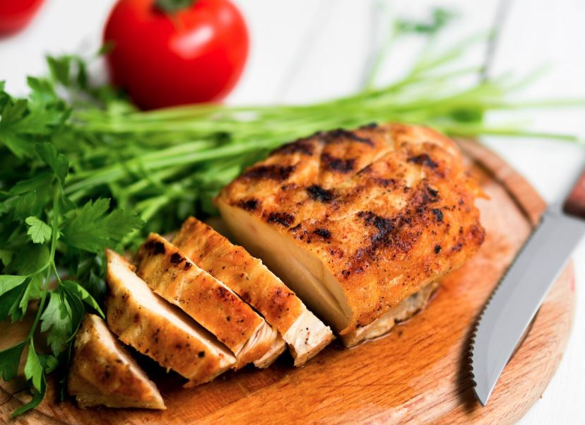 Так и не рассказала сестре, как делаю сочную куриную грудку: все дело во времени варки