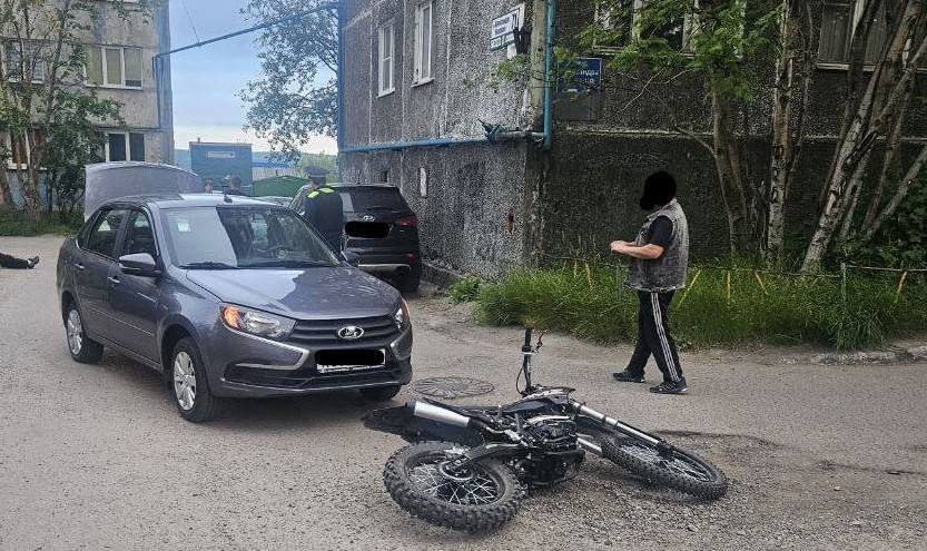 В Мурманске юный водитель питбайка попал в больницу после столкновения со стоящим во дворе автомобилем