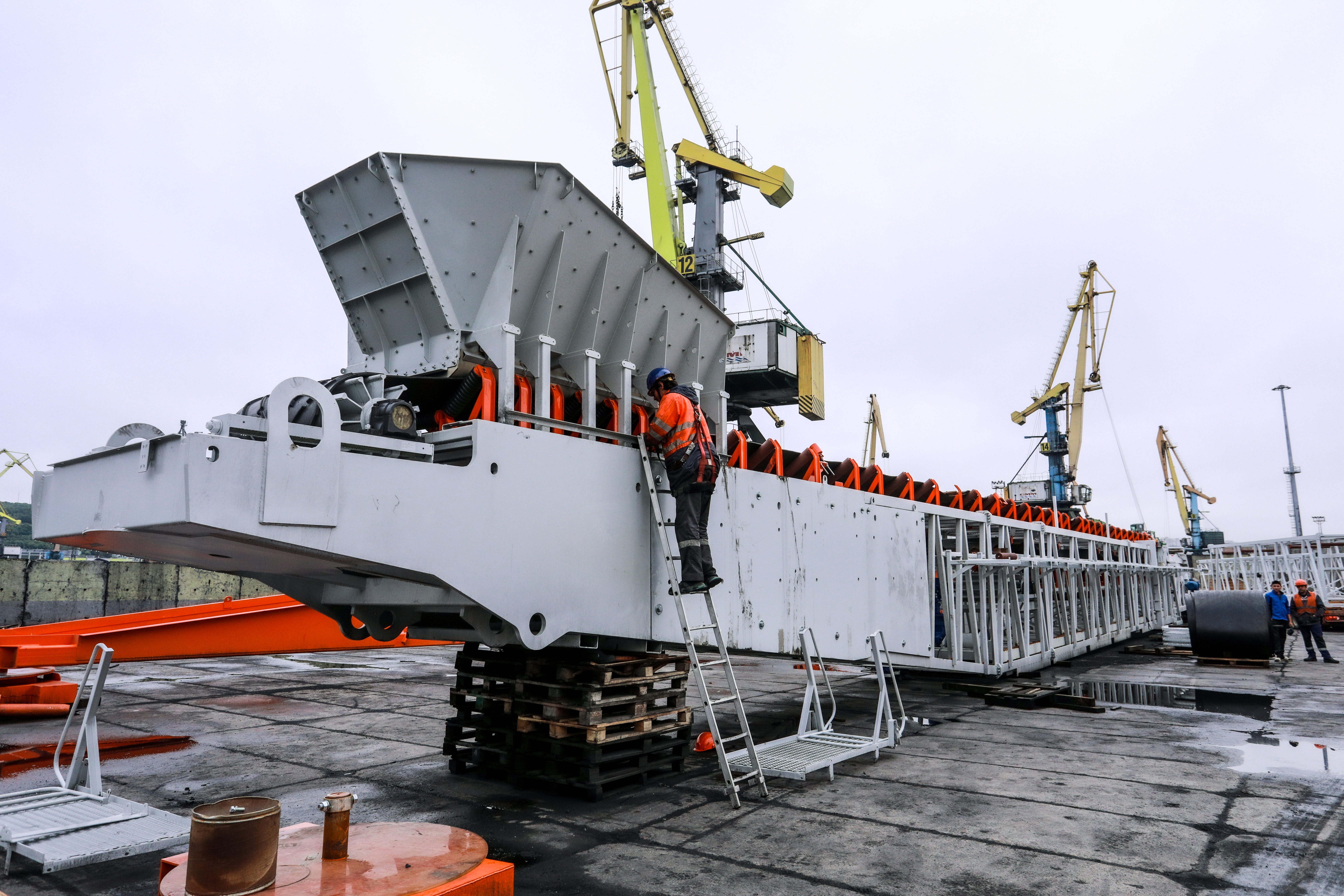 В Мурманском морском торговом порту новый телескопический конвейер уменьшит пыление