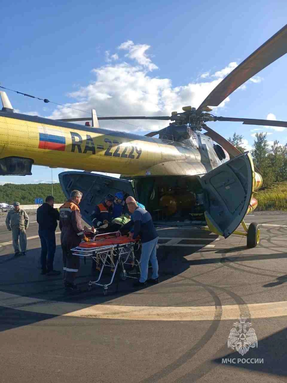 Из труднодоступной местности Заполярья спасатели вертолетом эвакуировали заболевшего туриста