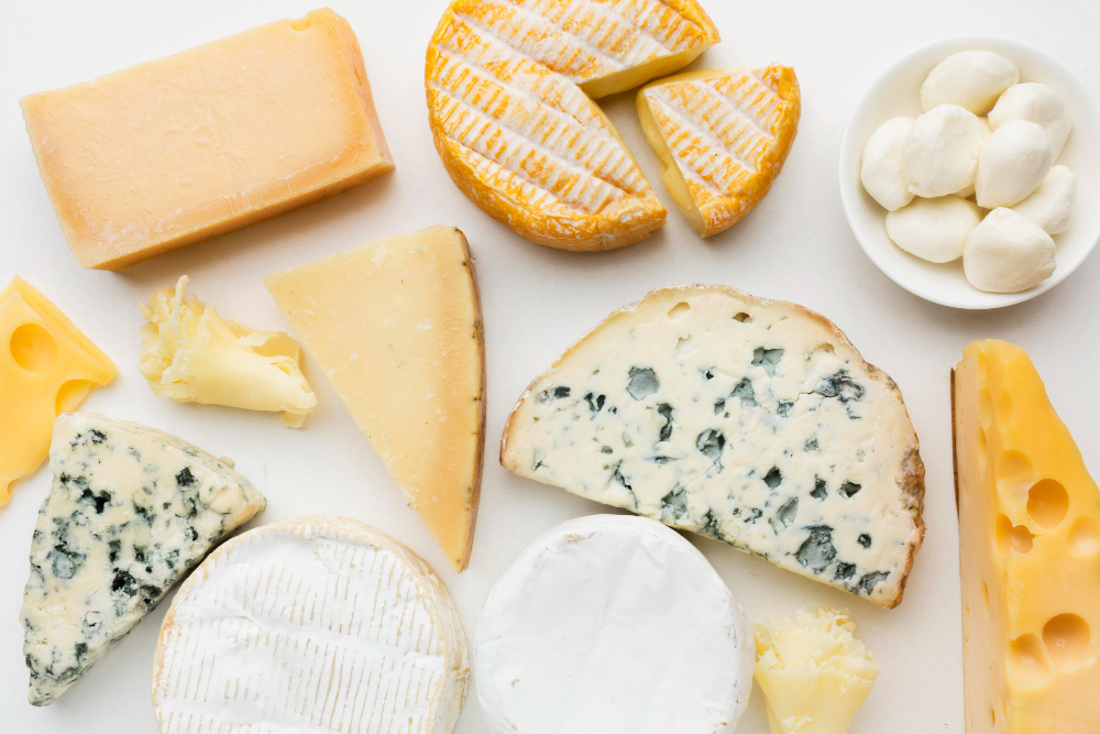 В раздумье над полкой: как отличить сыр и сырный продукт — что можно прочесть на этикетке, а что понять дома