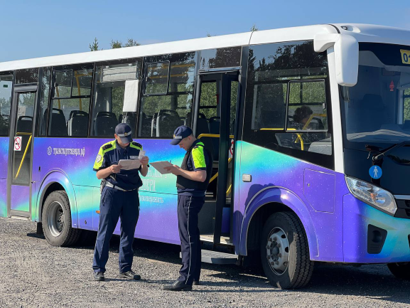 В Мурманской области сотрудники ГАИ останавливают такси и автобусы — проверяют машины и водителей