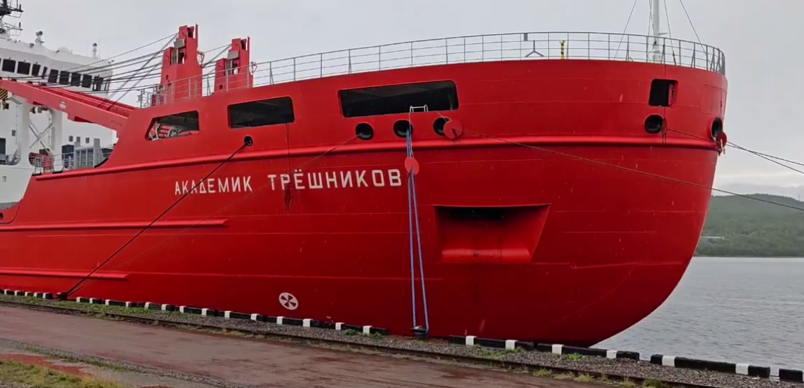 Из Мурманска к Северному полюсу вышло судно «Академик Трёшников» с полярниками на борту