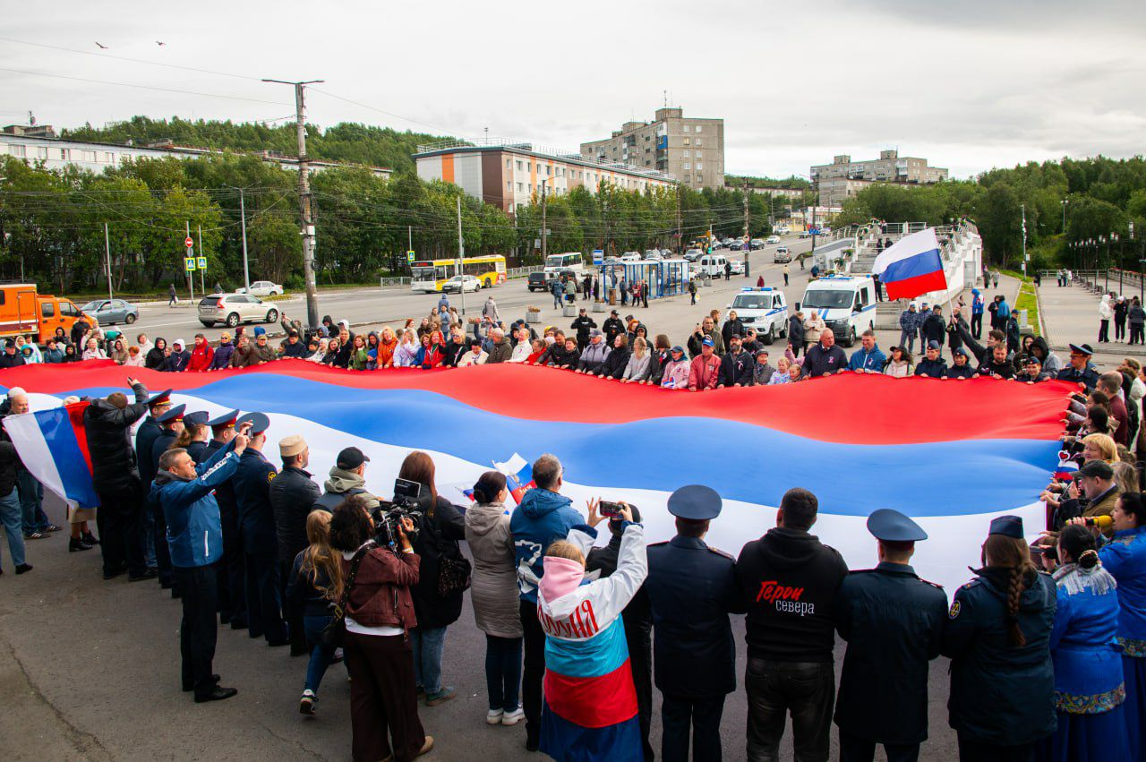 Мурманчане отметили День Государственного флага России митингом-концертом
