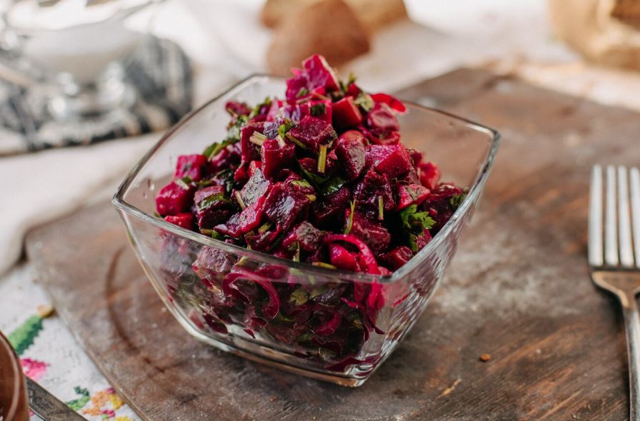 Почему в ресторане свекла вкуснее: просто ее никто не варит, а использует более щадящий и волшебный метод — заглянем к шефам