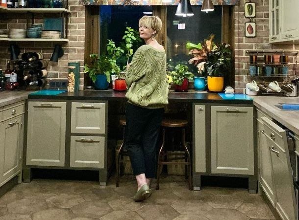 Как живет Меньшова: кабинет, лаунж-зона и насыщенный зеленый — пройдем по жилью ведущей