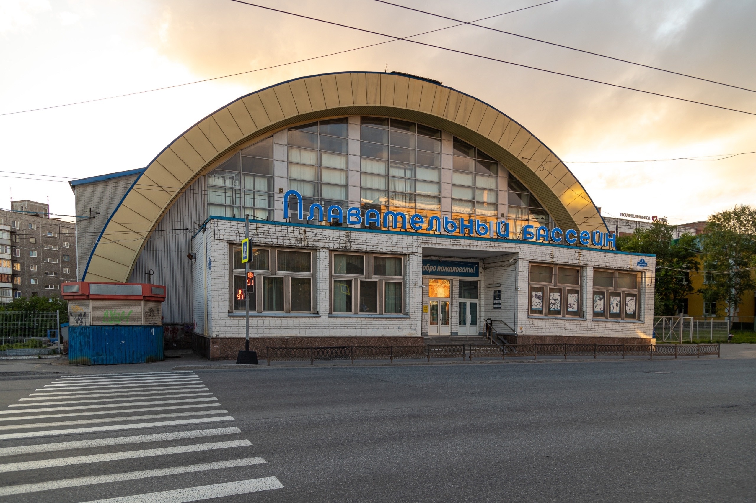 В Мурманске родители юных пловцов негодуют из-за закрытия центрального бассейна – прошло собрание