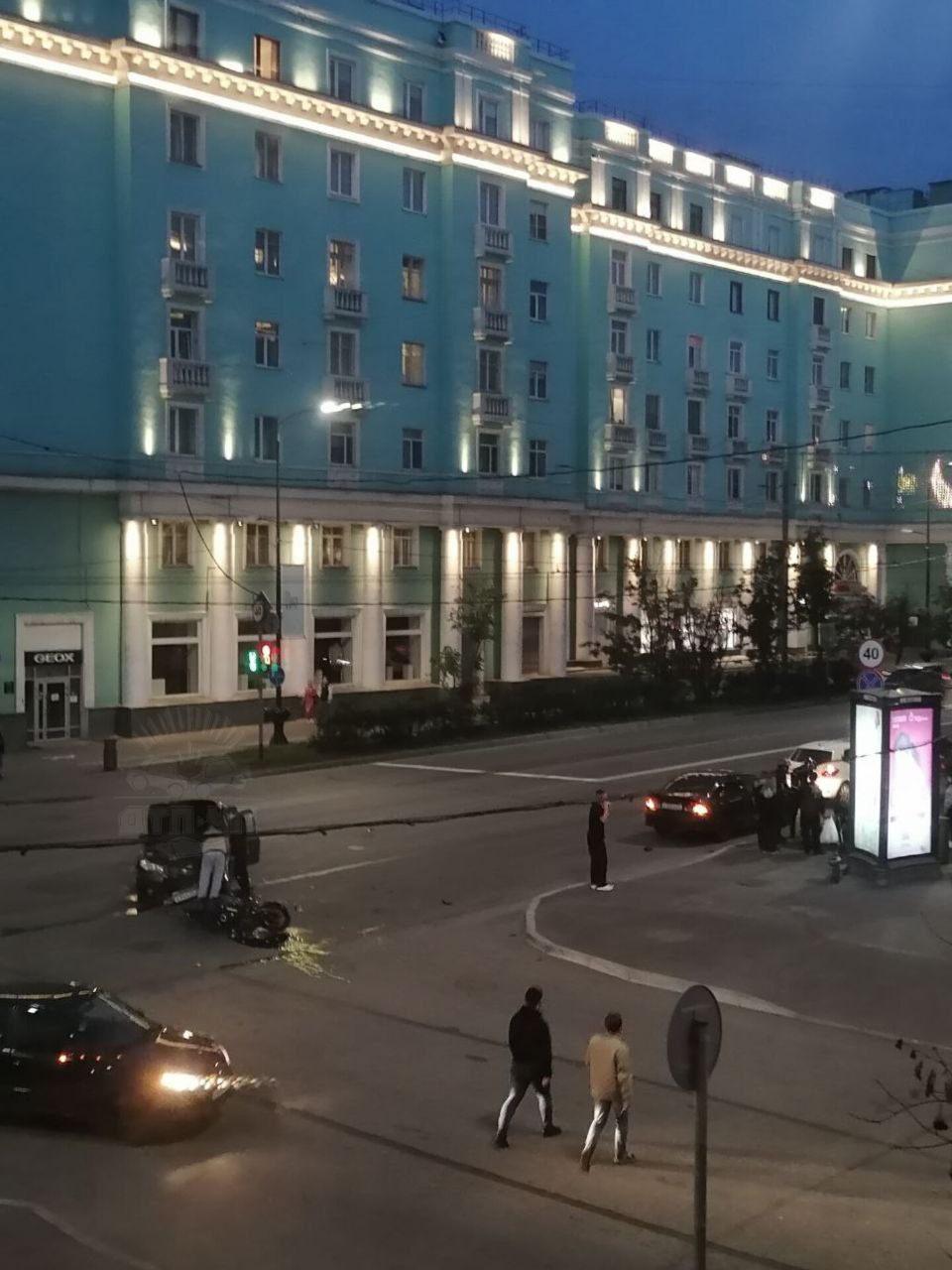 «Мотоциклиста откинуло на 20 метров»: мурманчане стали очевидцами ДТП на пр. Ленина