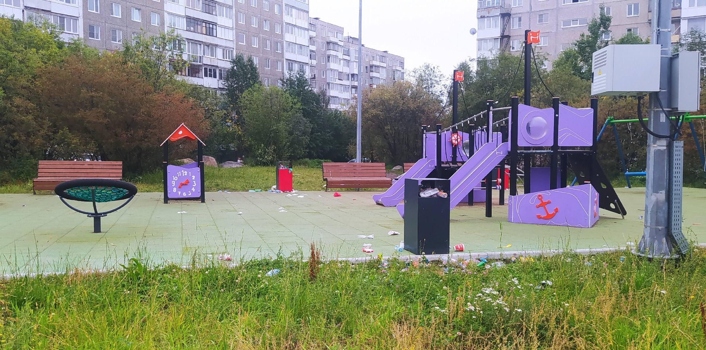 Детская площадка на ул. Бочкова в Мурманске тонет в мусоре — соцсети