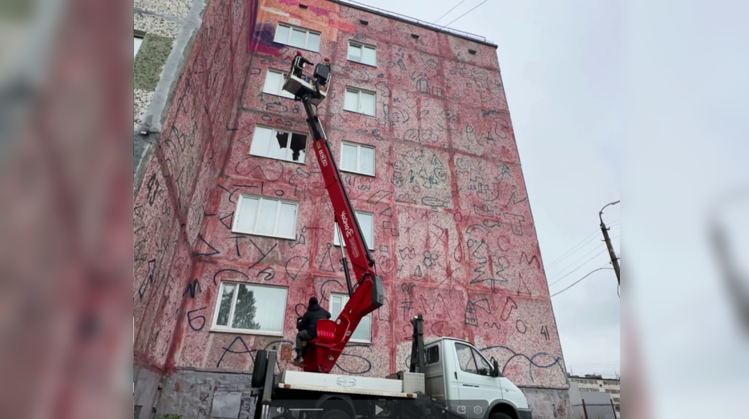 Семейство медведей и чум: новый мурал украсит дом в Кировске