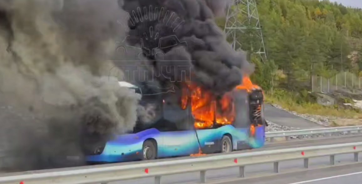 На объездной в Мурманске загорелся пассажирский автобус — огонь удалось быстро потушить