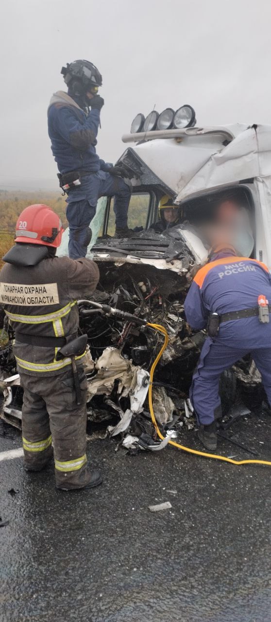 Водителя зажало в салоне авто: в Кольском округе микроавтобус столкнулся с грузовиком