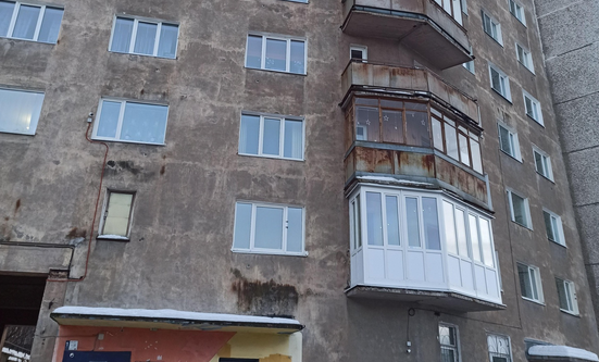 «Осыпаются почти год: мурманчане рискуют попасть под осколки облицовочных плит на Беринга — соцсети