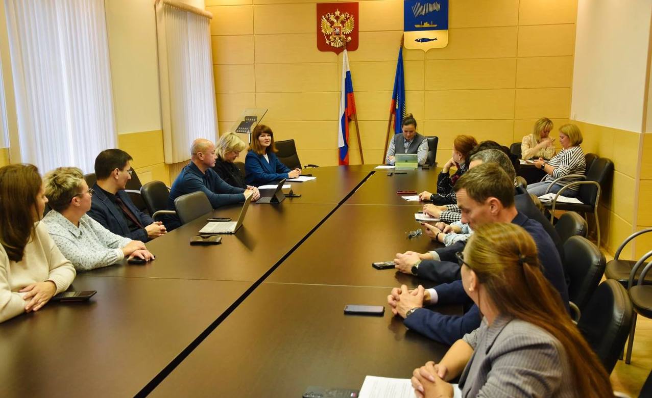 Депутаты мурманского Горсовета обсудили итоги подготовки школ к учебному году и методику расчетов аренды на землю