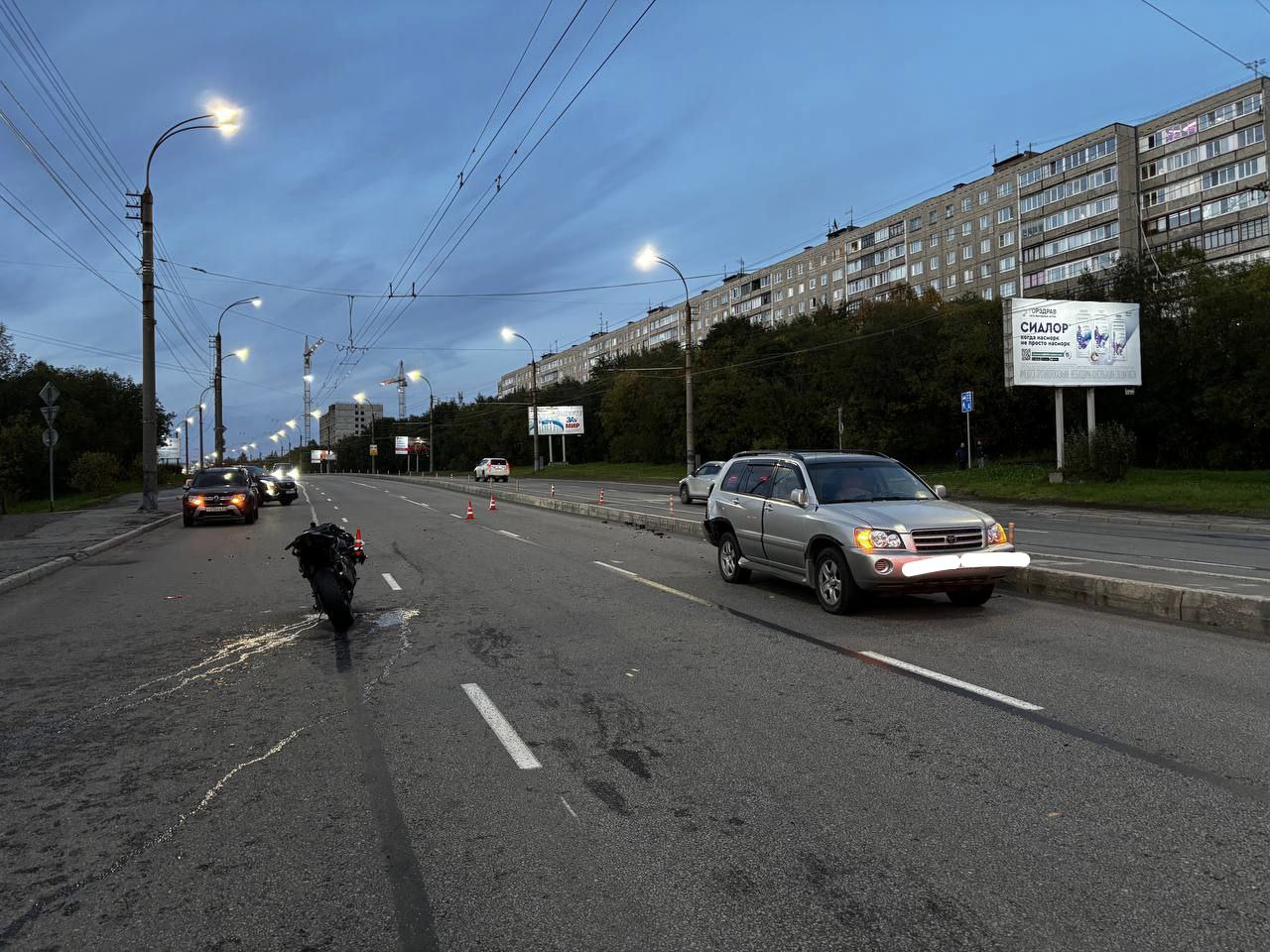 В Мурманске мотоцикл столкнулся с внедорожником, в Кольском округе «Танк» с иномаркой – есть пострадавшие