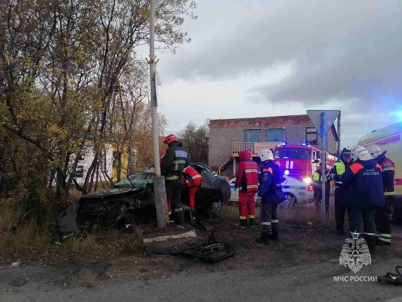 Раненую автоледи спасатели доставали из покореженного авто — подробности ДТП в Росляково