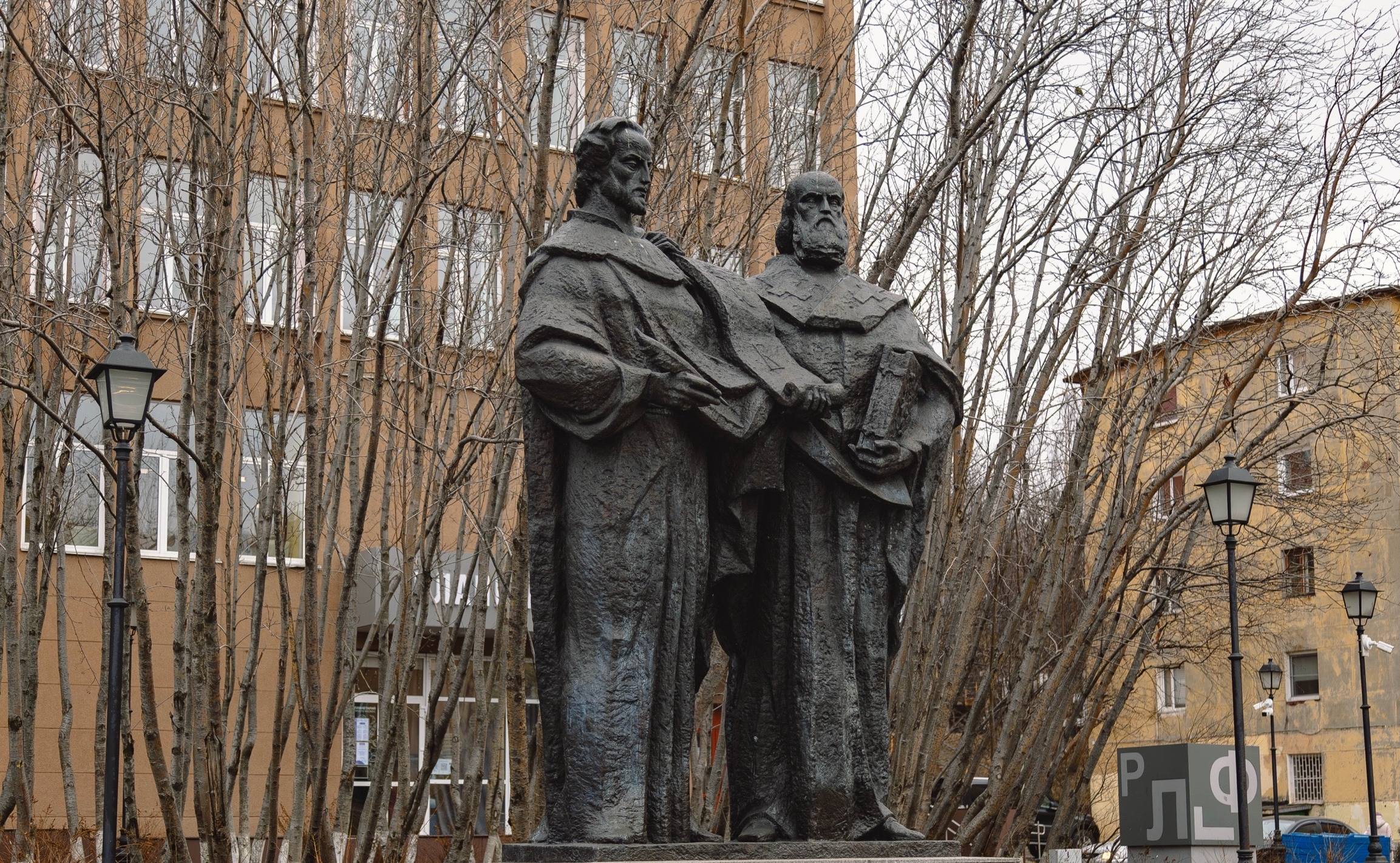 Мурманские волонтеры подготовили аудиоэкскурсию о памятнике Кириллу и Мефодию