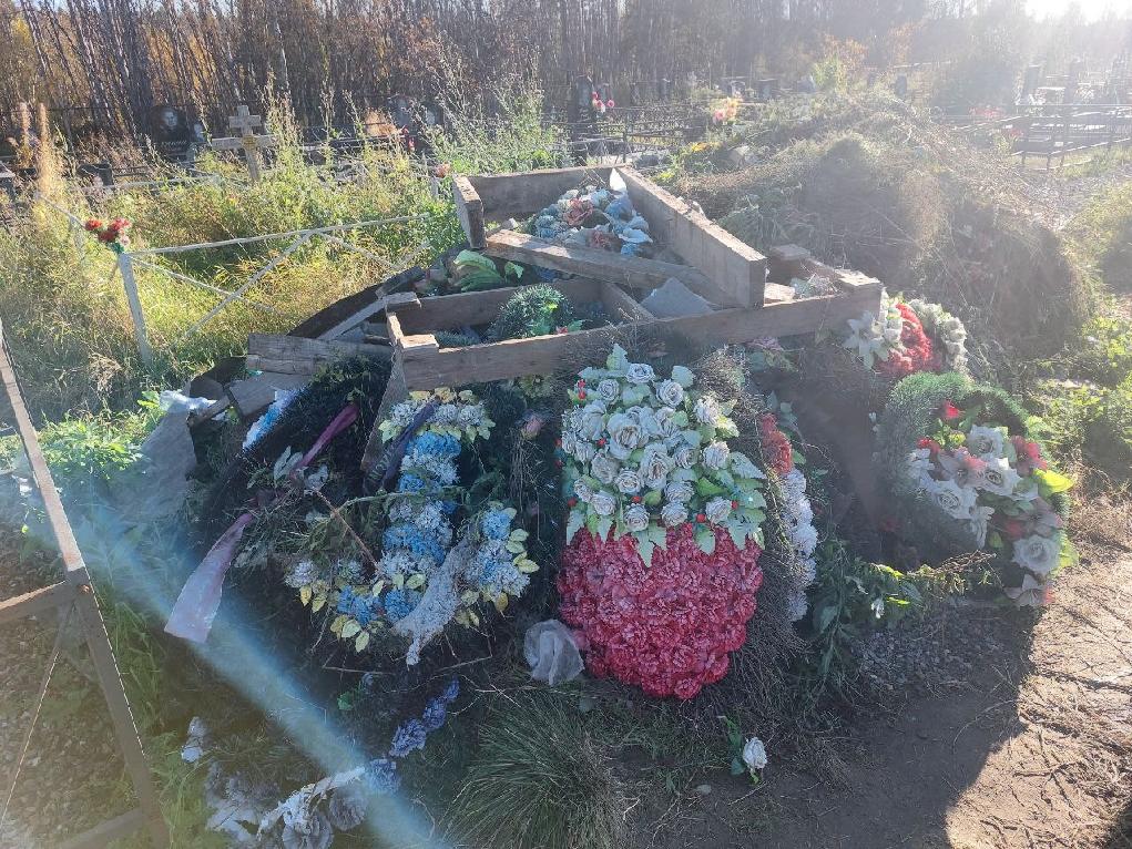 На кладбище в Мурмашах образовалась свалка из могильных опалубков и погребальных венков