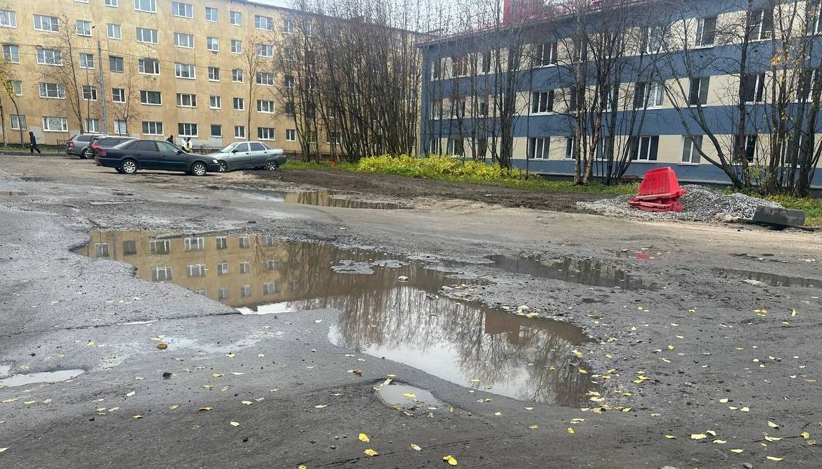 В Мурманске двор на ул. Николаева превратился в огромную лужу с грязью и ямами
