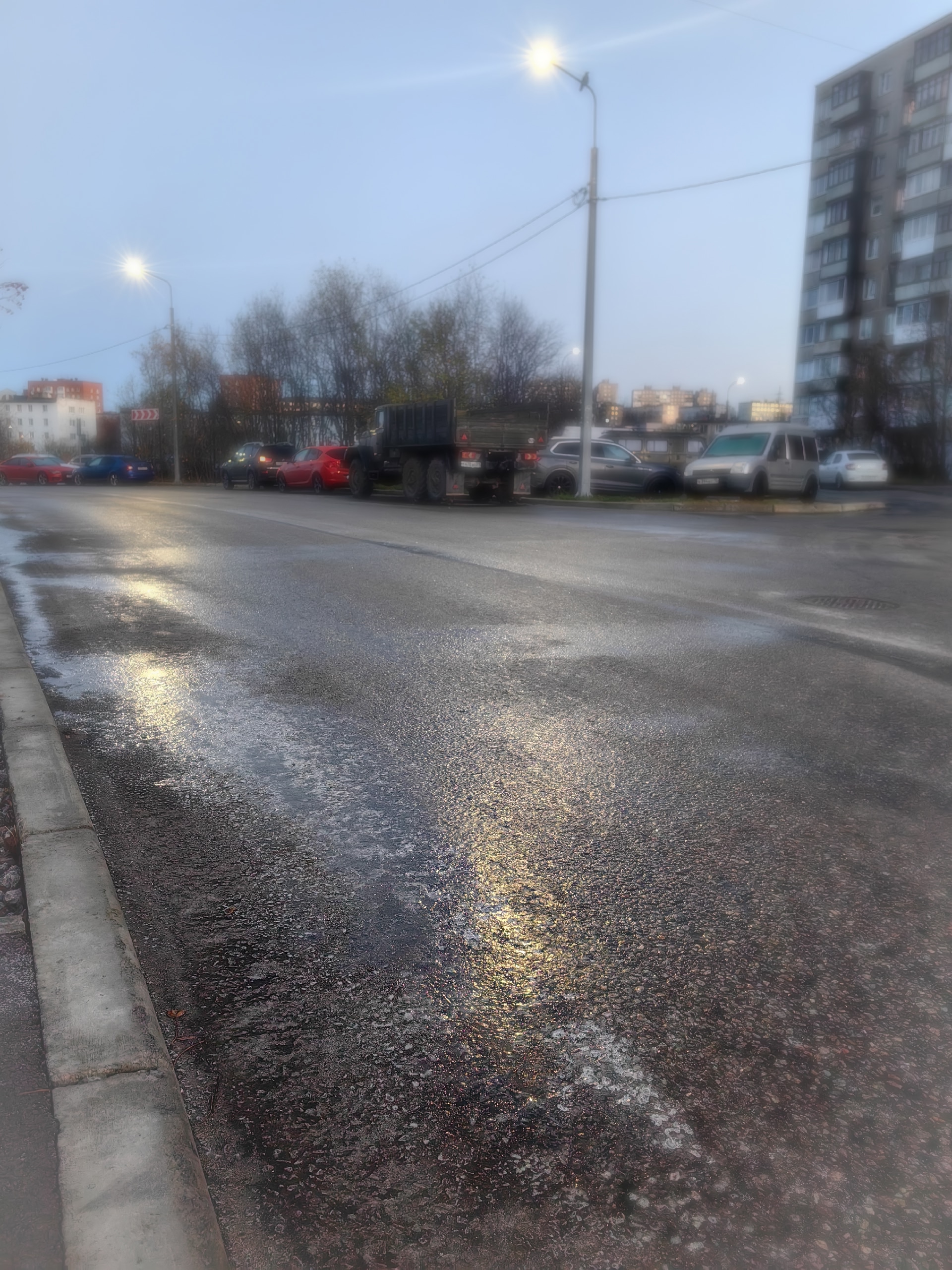 «Дорога местами блестит, как стекло»: мурманских водителей на летней резине просят не садиться за руль