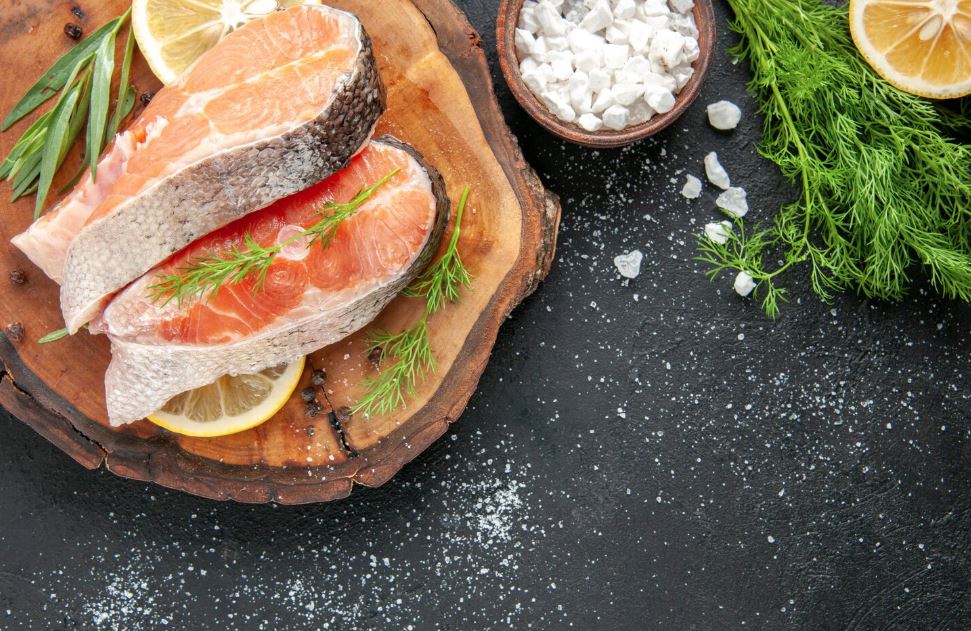 Солись, рыбка, красная да белая: рецепт засолки — экономим бюджет