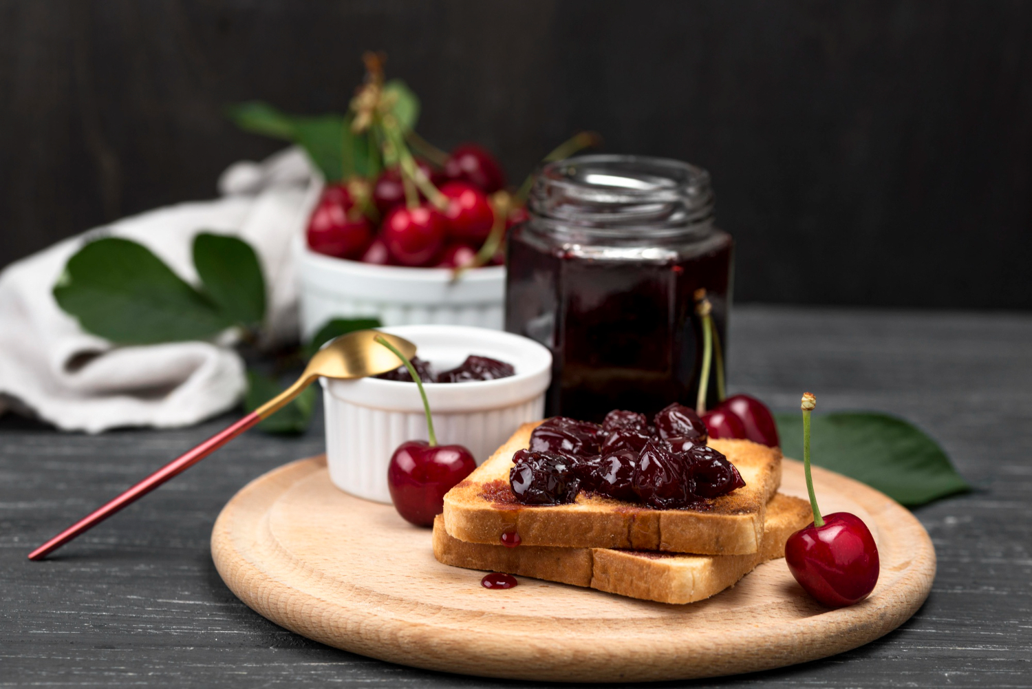 Нескучное варенье: из вишни с кардамоном и розмарином — рецепт бренд-шефа Сергея Кузнецова
