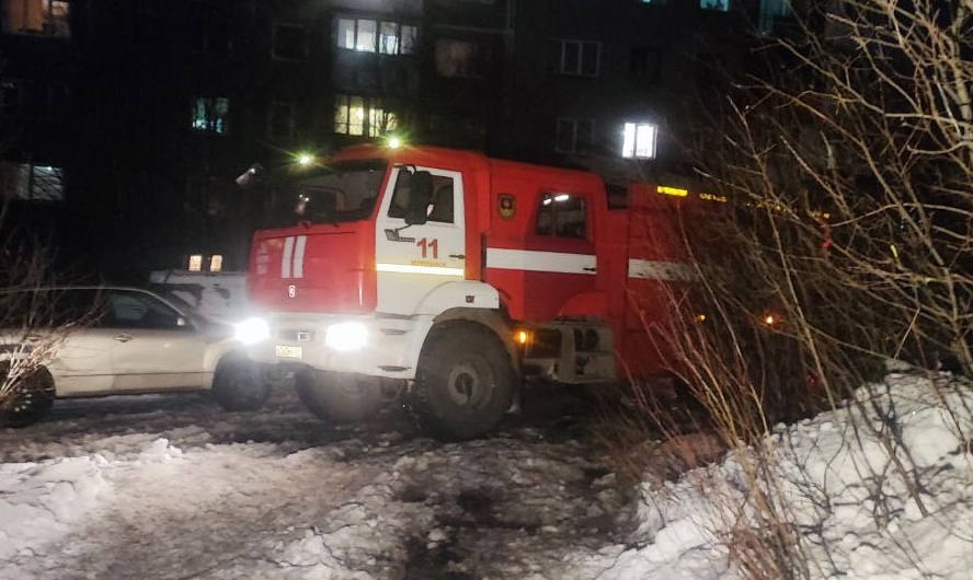 Пожар в двухэтажном здании автогородка на ул. Матросской в Мурманске тушили более 15 часов